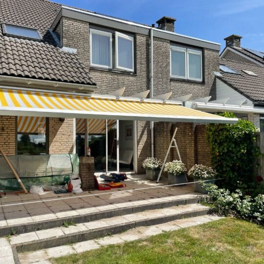 Gestreept geel zonnescherm doek