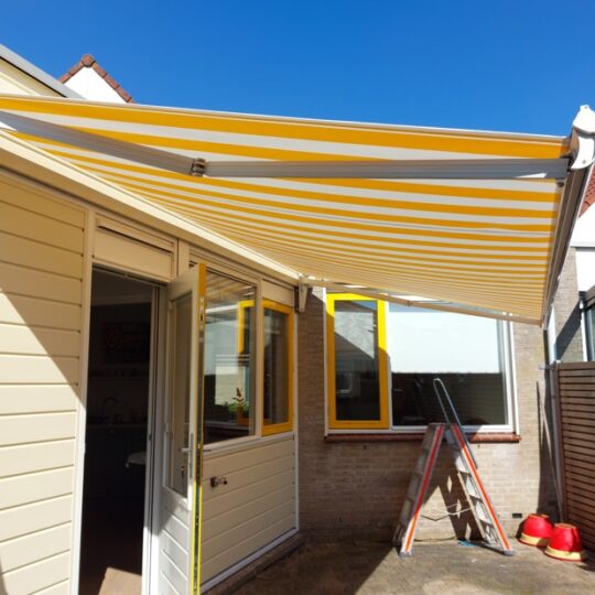 Zonneschermdoek geel met wit vervangen