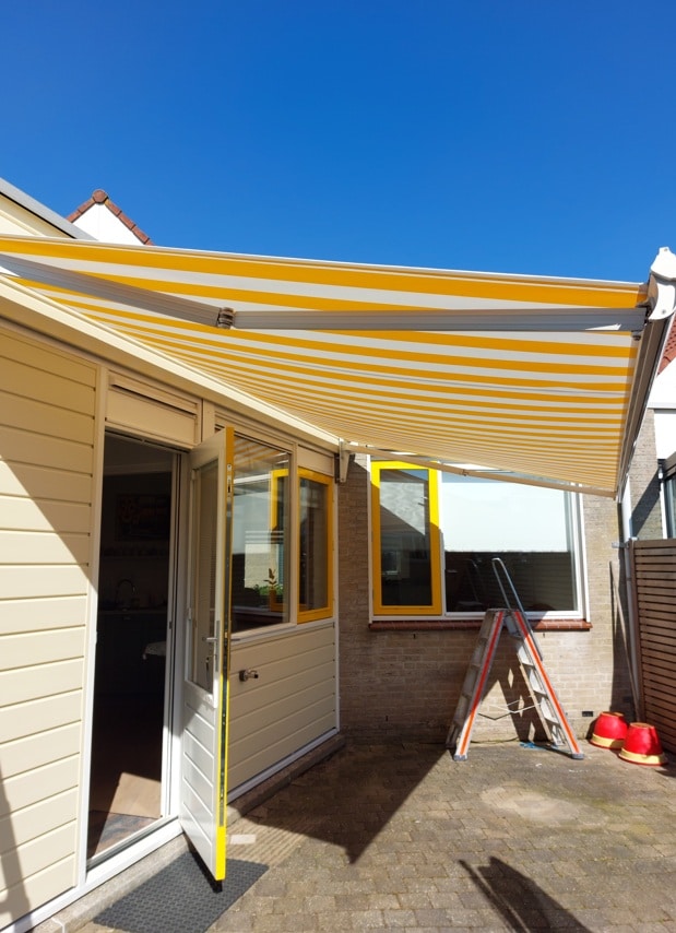 Zonneschermdoek geel met wit vervangen